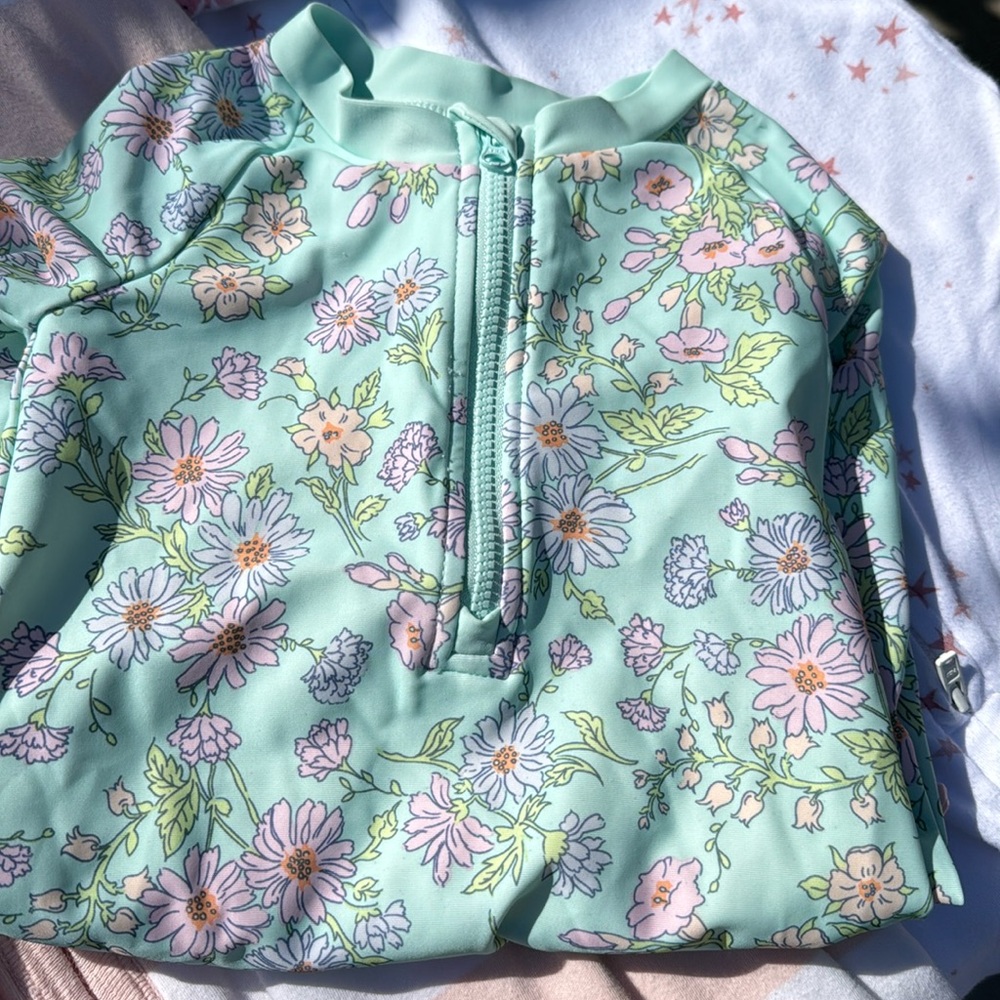 Bathing suit Oshkosh excellent condition 3T